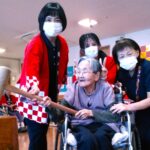 声を揃えて、ヨイショ～ッ！年末恒例『お餅つき』